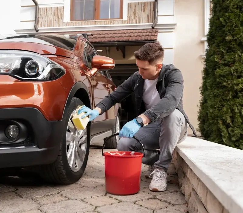 Lavage auto à domicile Prunelli-di-Fiumorbo : professionnel intervenant sur un véhicule